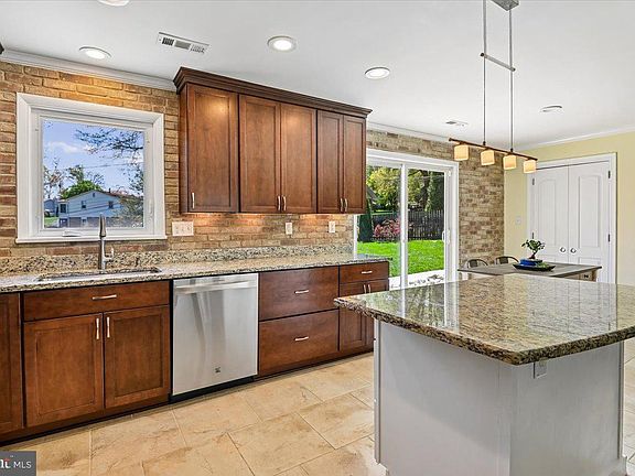 3rd image of 10121 Colonial Dr