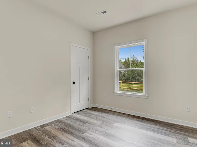 19 Carol St — Photo 32
