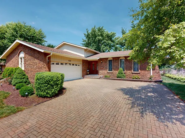 1608 E Crabtree Dr, Arlington Heights, IL 60004