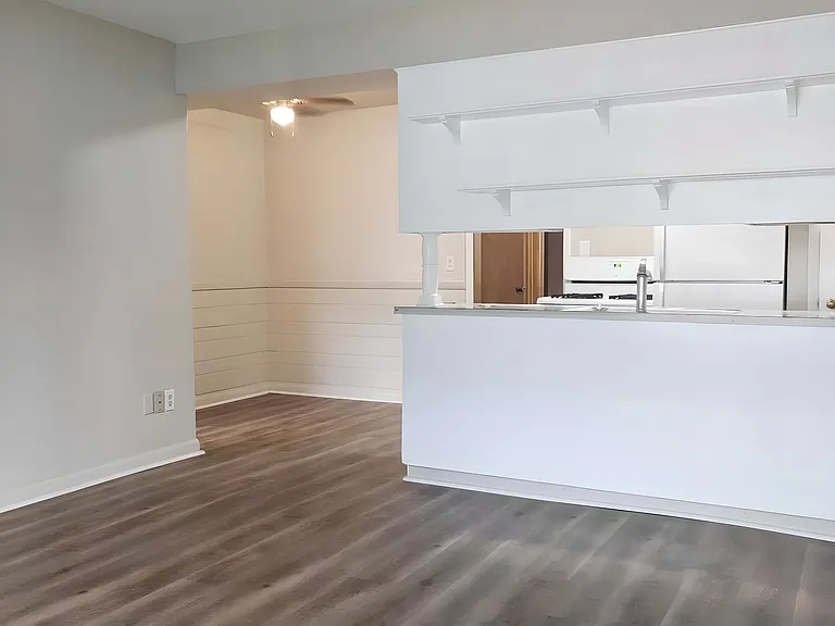 Trailway Apartments — Photo 40