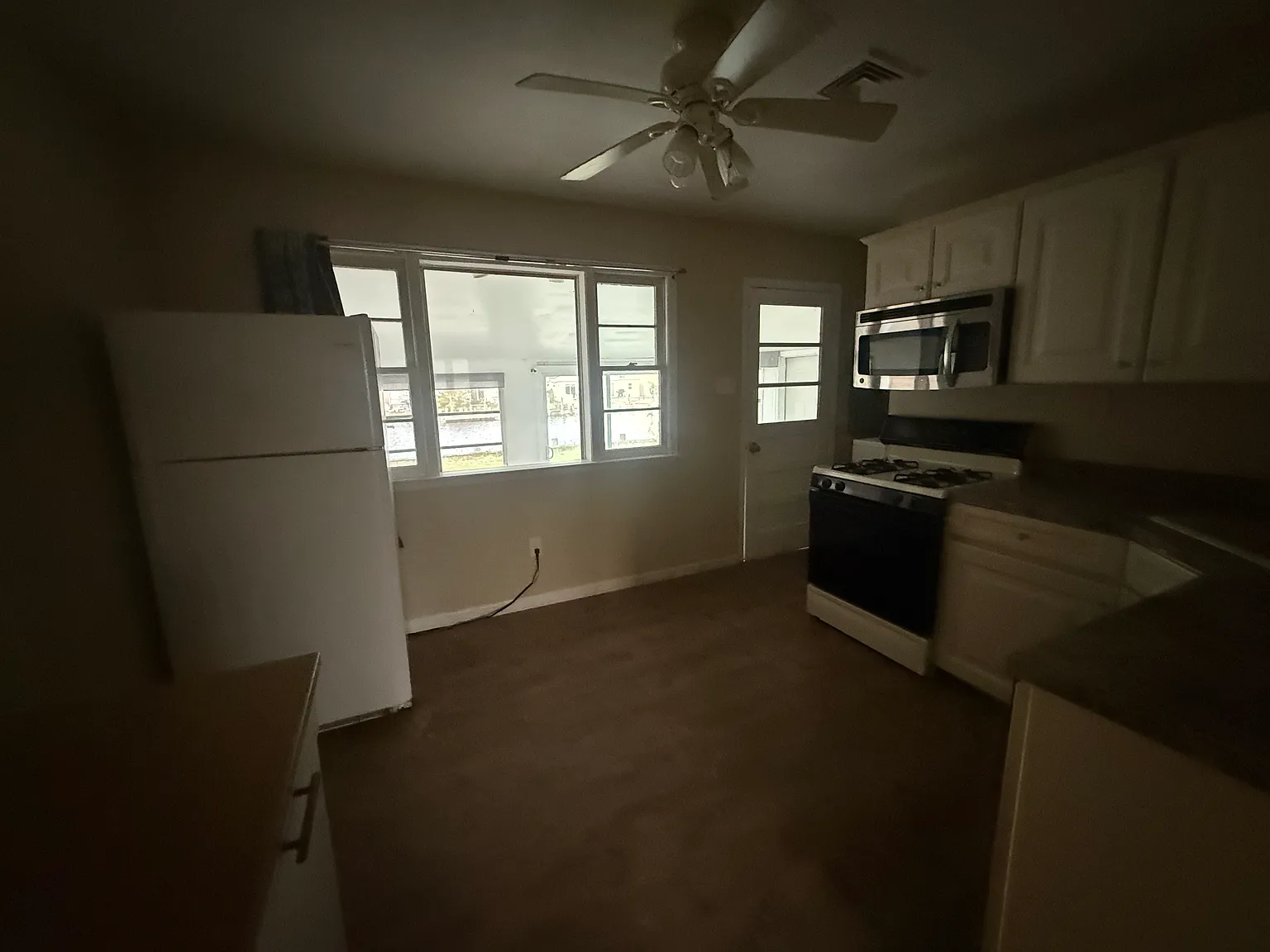 3 bed, 864 sqft, $2,600 — Photo 4