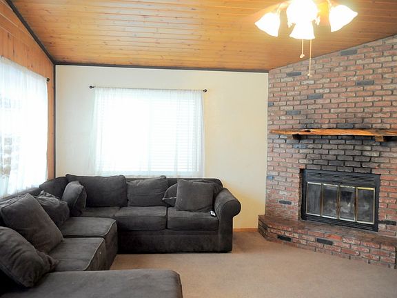 5th image of 909 Spruce Ln