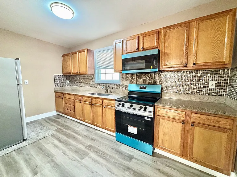 2841 Earlscourt Ave — Photo 6