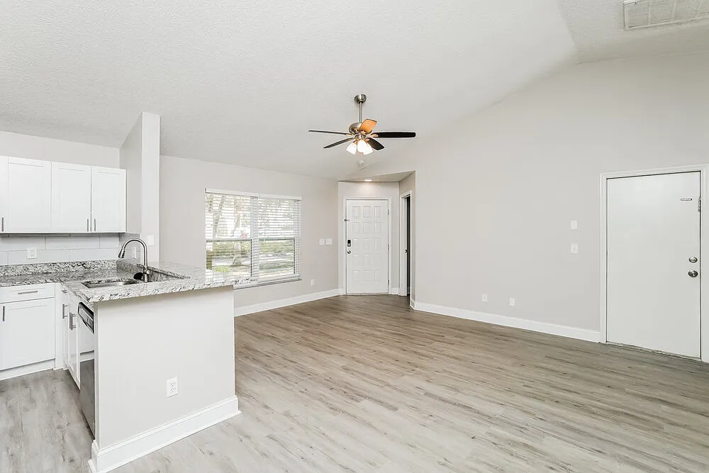 3 bed, 2.0 bath, 1313 sqft, $4,020 — Photo 3
