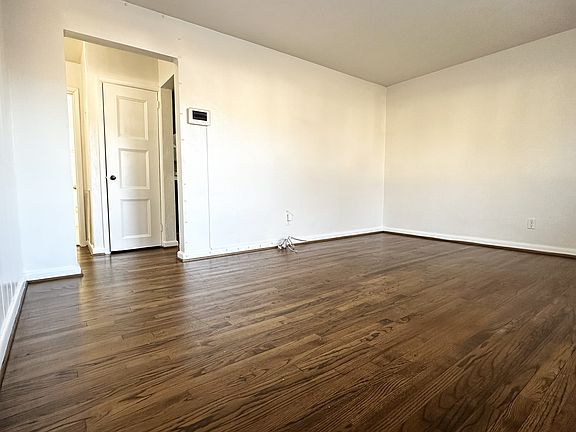 4th image of 4749 Deerfield Ln