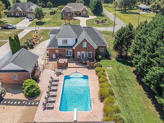 2nd image of 111 Carries Cove Ln