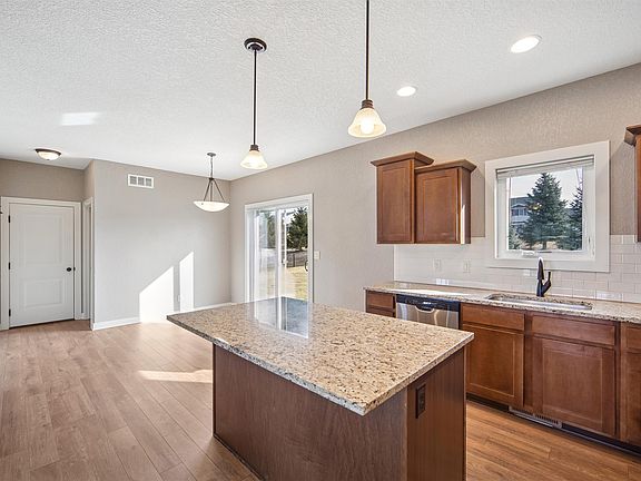 5th image of 961 Bridgeview St
