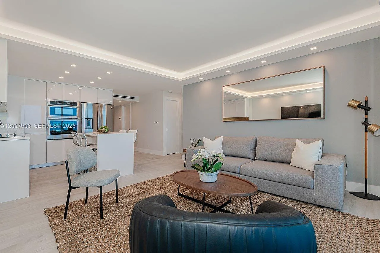 Roney Palace Condo — Photo 4