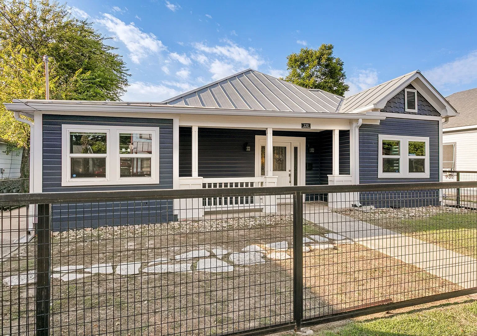 Renovated 3-Bedroom Home Walking Distance To Pearl — Photo 3