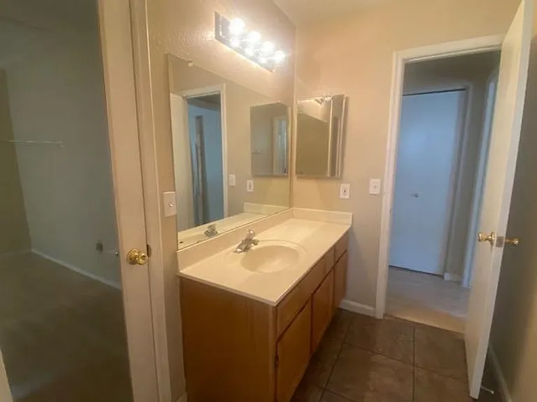 1249 E Laurel Ave — Photo 32