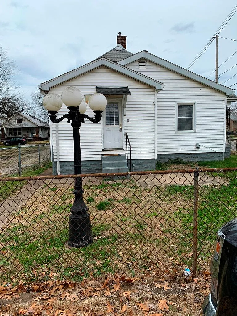 700 E Riverside Dr photo 1