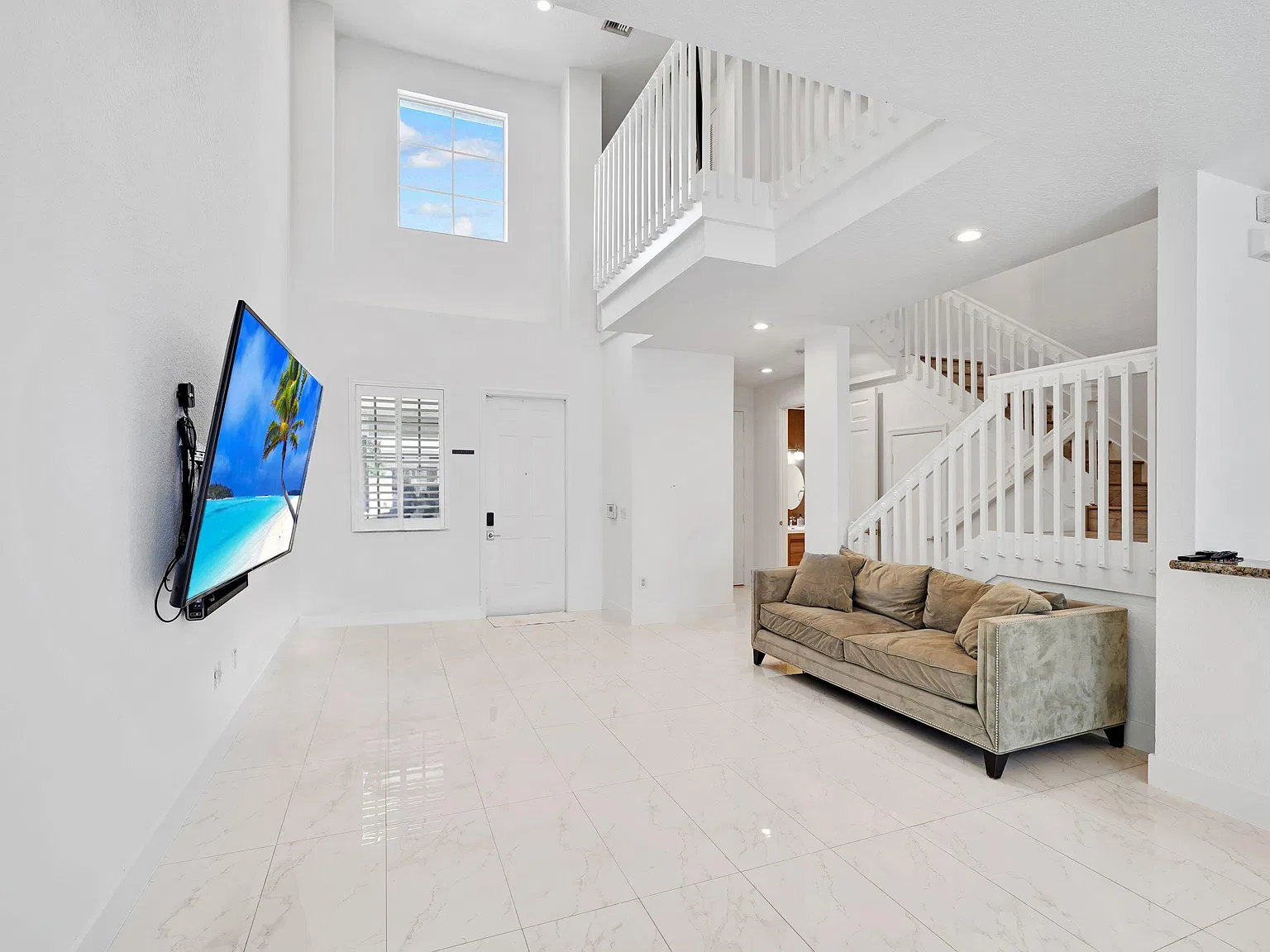3 bed, 2.5 bath, 1882 sqft, $3,900 — Photo 3