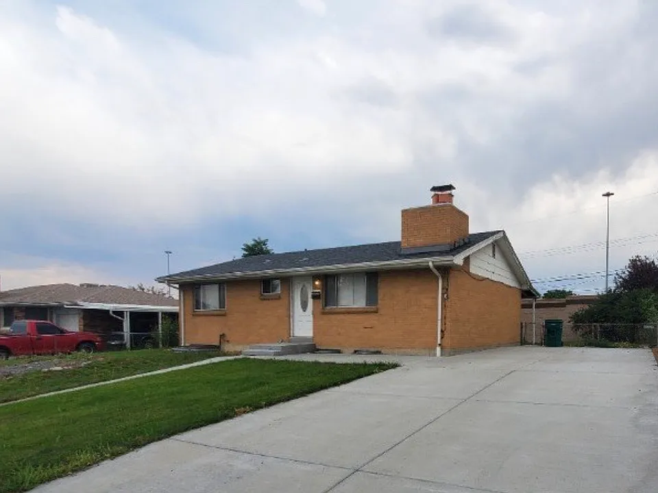 7641 Elmwood Ln