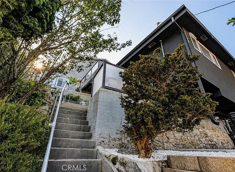 2338 Riverside Dr — Photo 10
