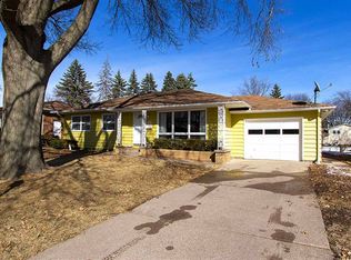 2655 Fillmore Ln, Davenport, IA 52804