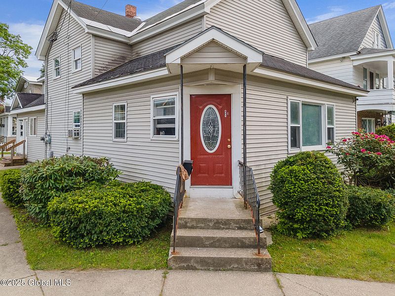 5th image of 34 E 8th Avenue
