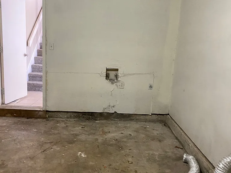 1018 E Main St — Photo 15