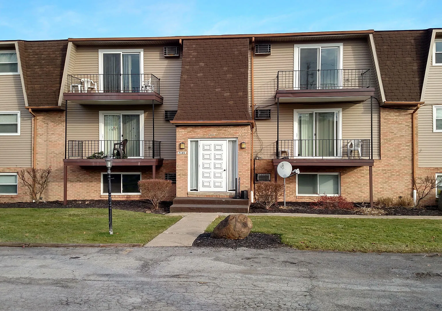 Locust Apartments 7125 — Photo 1