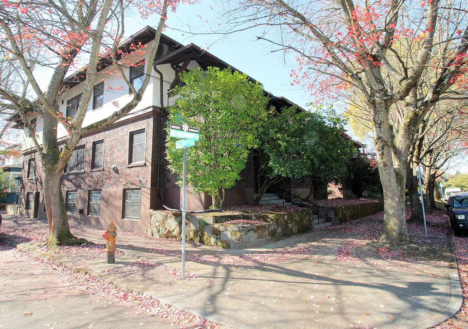 Exquisite Upper-Level 1 Bed + Den unit in Historic Irvington Plex — Photo 2