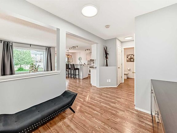 4th image of 15 E Citadel Meadow Cres NW