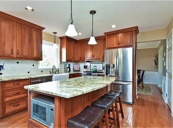 3rd image of 385 Ramblewood Dr