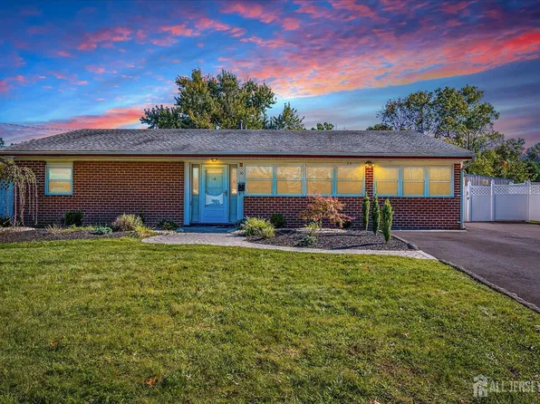 30 Constable Rd, Kendall Park, NJ 08824