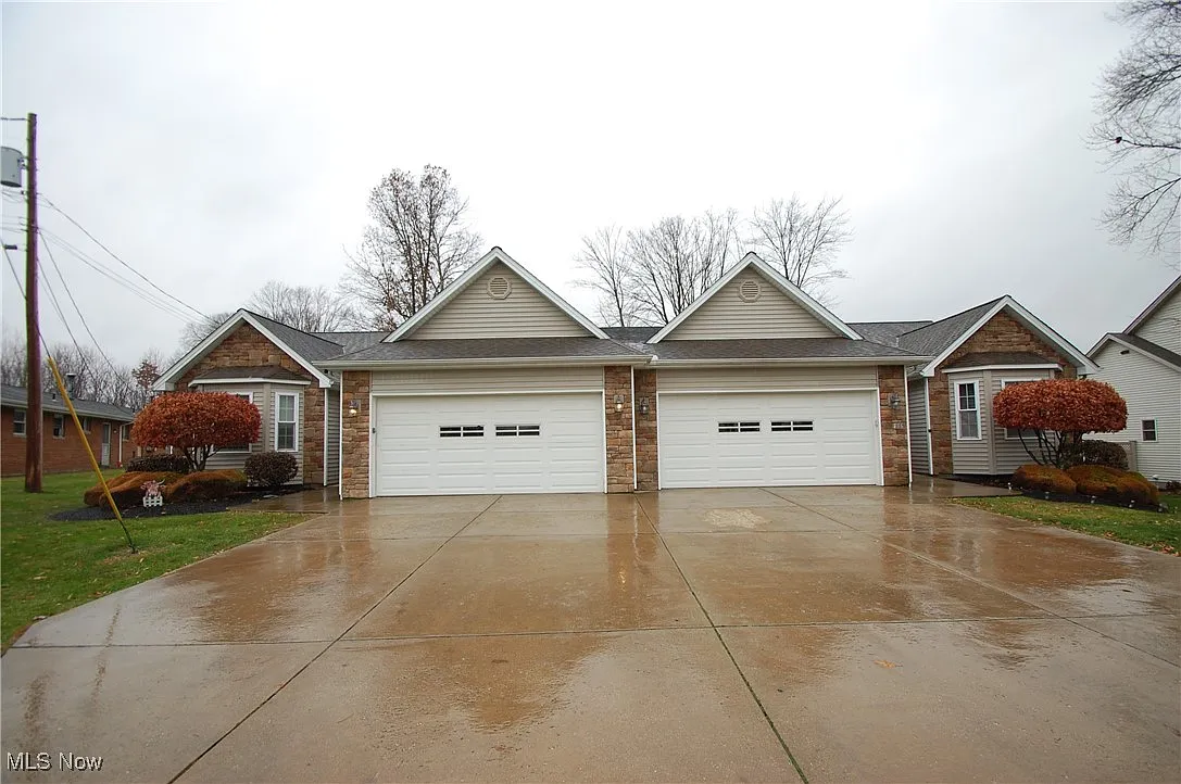 784 Elmwood Dr photo 1