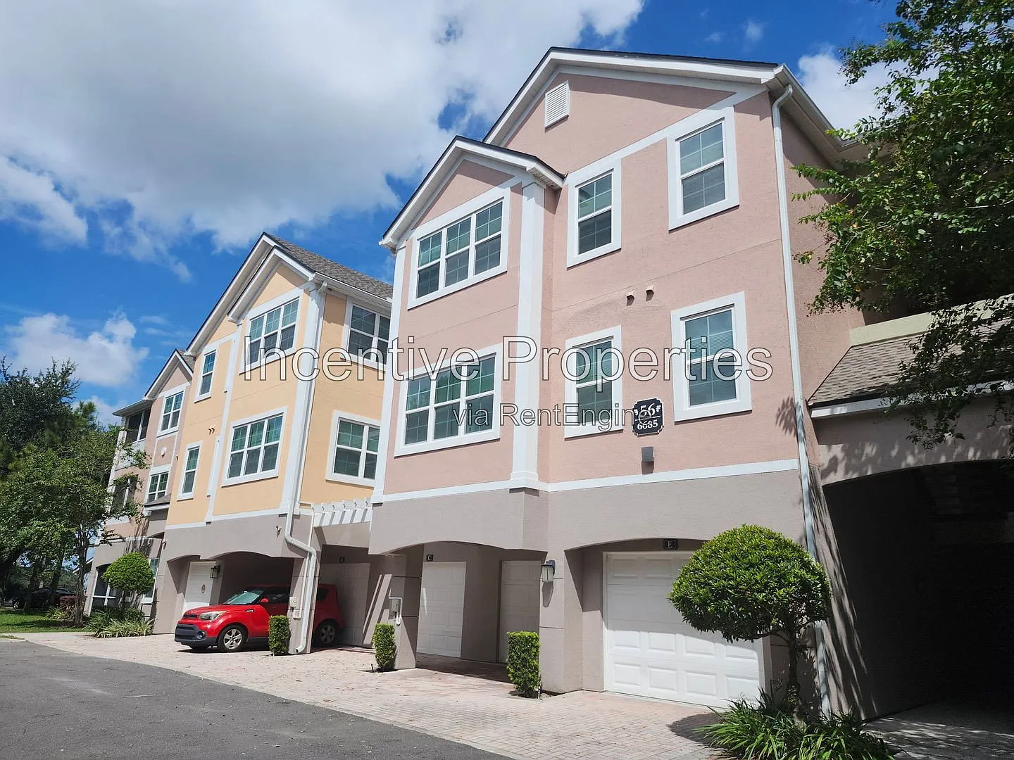 1 bed, 1.0 bath, 945 sqft, $1,300 — Photo 2