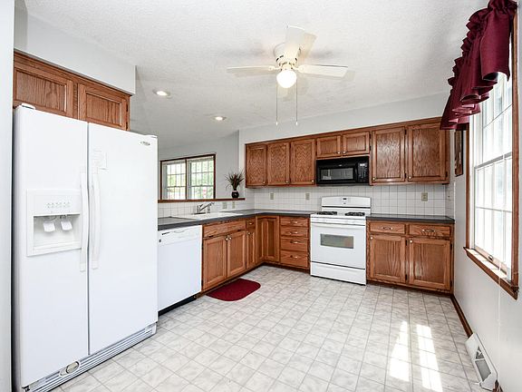 3rd image of 813 E Main St