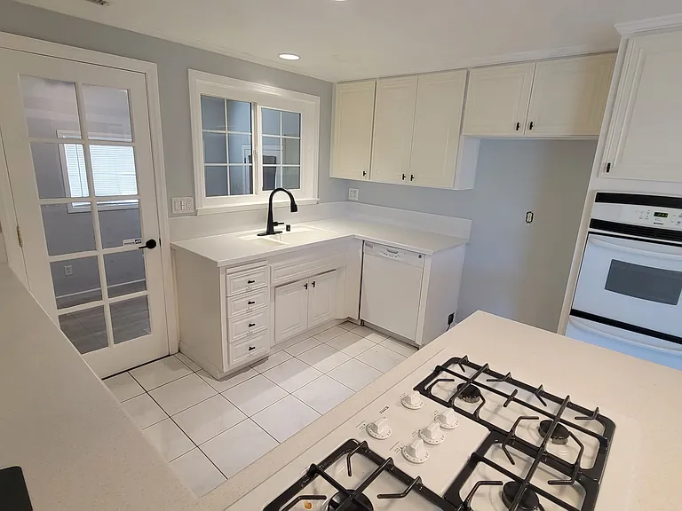 3024 N Oceanview St — Photo 4