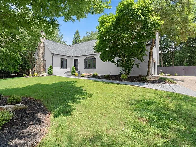 4562 Columns Dr SE — Photo 2