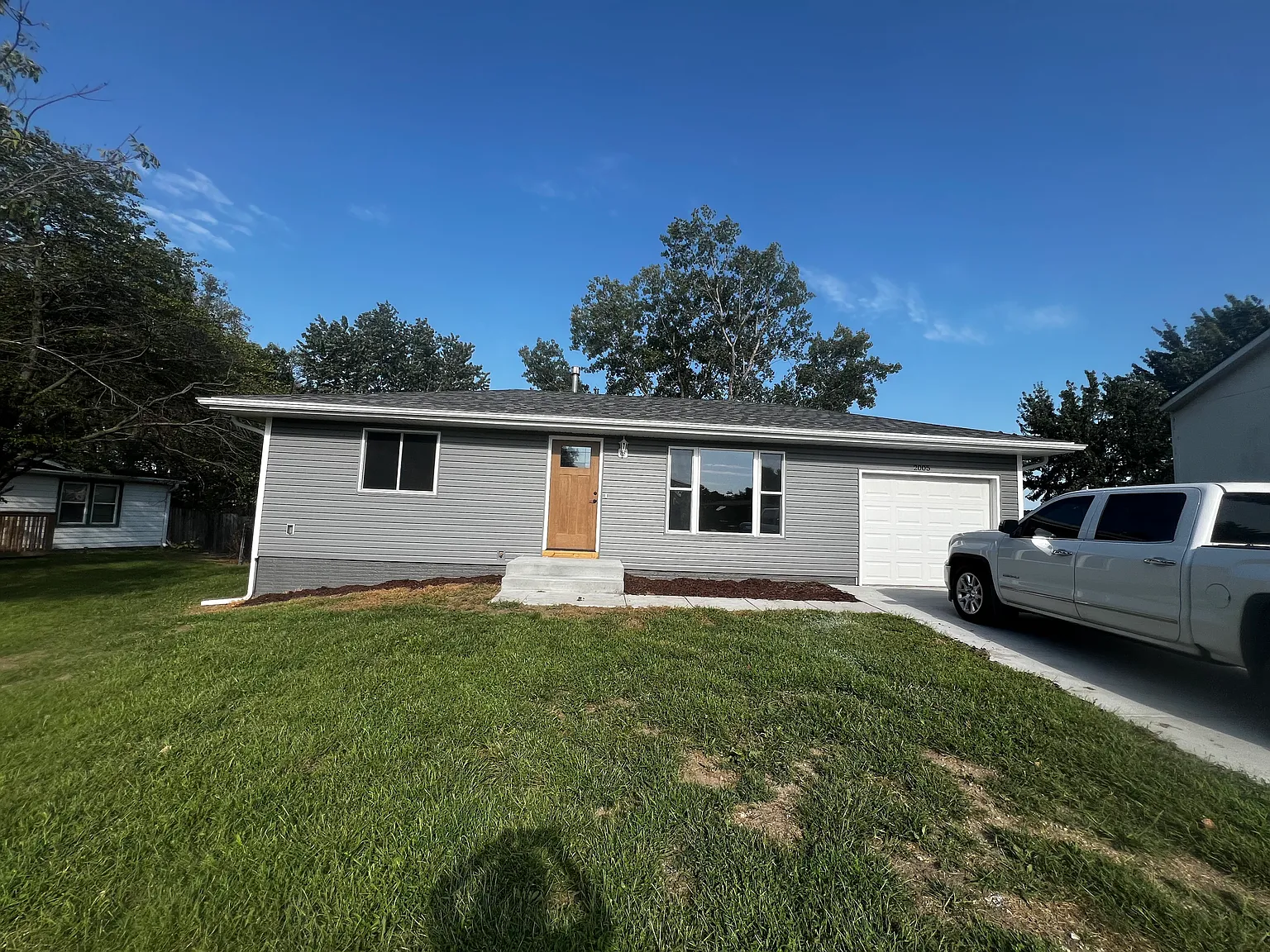 3 bed, 2800 sqft, $1,950 — Photo 1