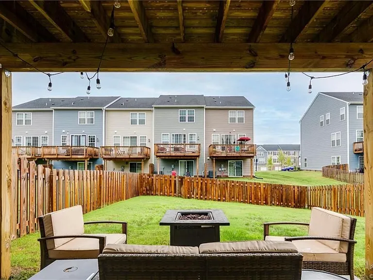 1335 Claytor Ln — Photo 40
