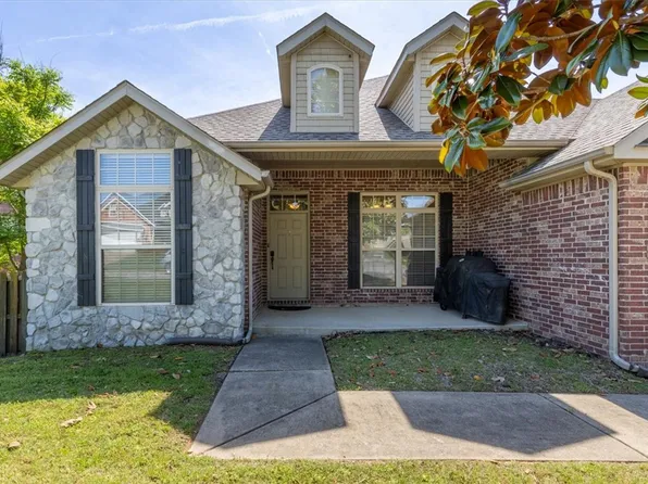 1939 N Batsford Dr, Fayetteville, AR 72704