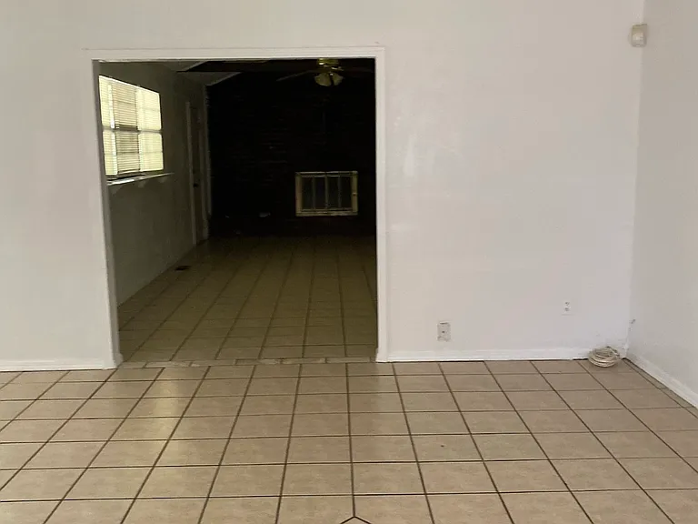E 32nd Pl — Photo 7