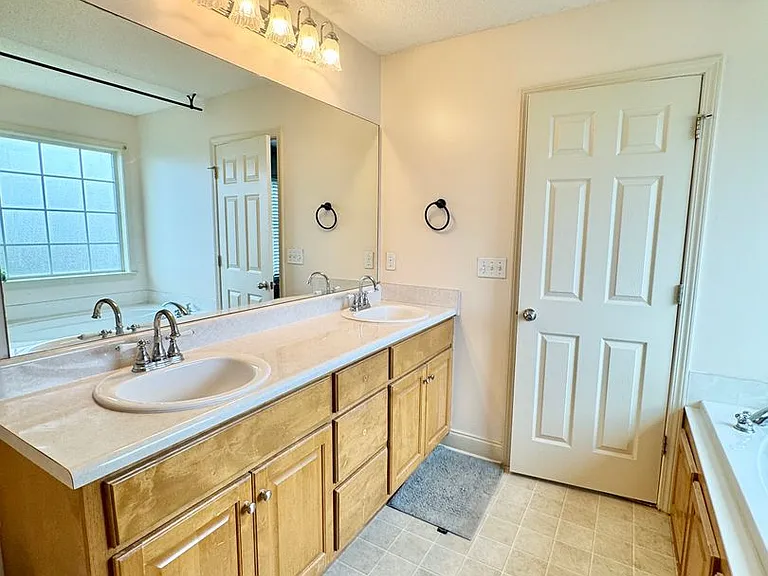 508 Covington Cv — Photo 17