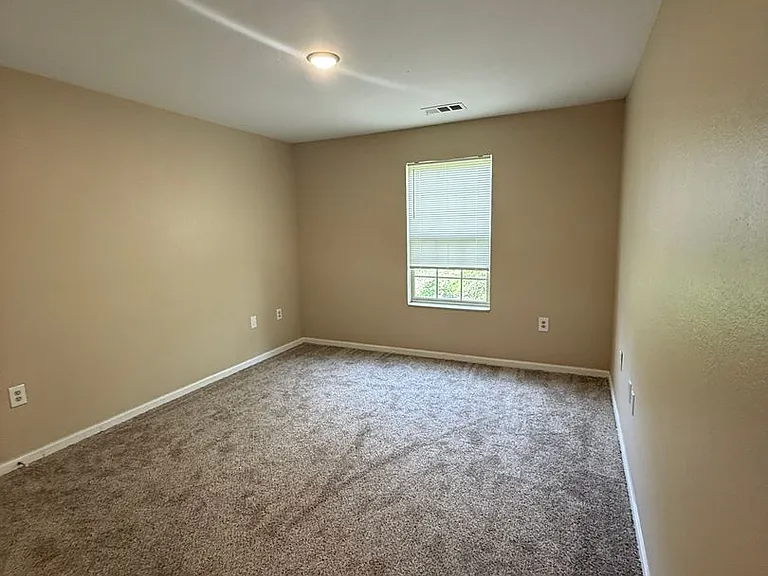 Highlands Apts — Photo 33