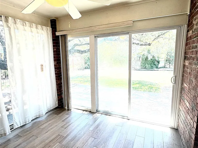 211 Fox Xing — Photo 18