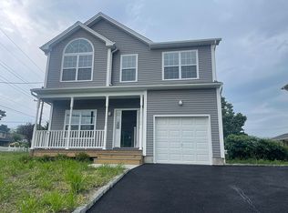 37 W Smith St, Amityville, NY 11701