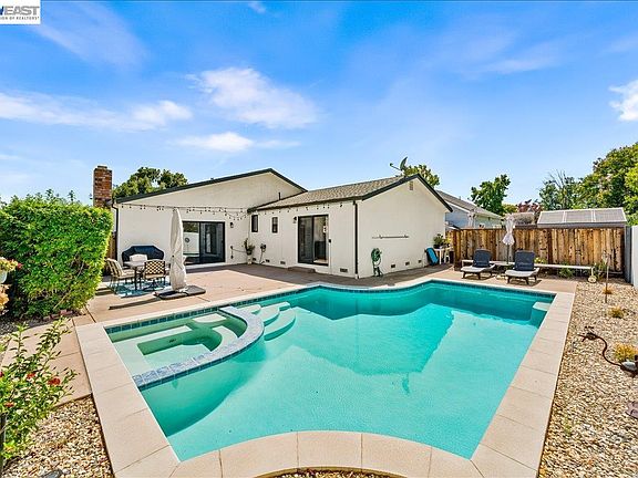 3rd image of 586 Colusa Way