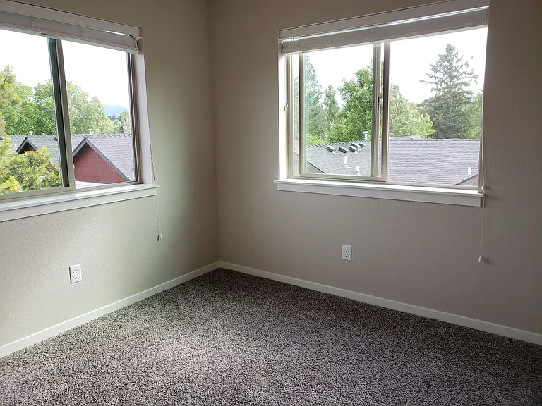 249-261 Hiatt Ln — Photo 8