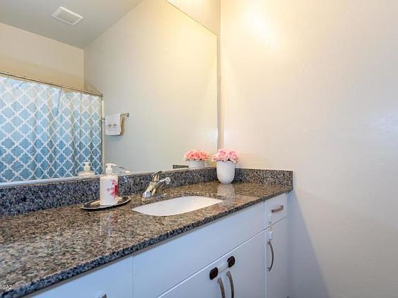5th image of 933 E Park Modern Dr