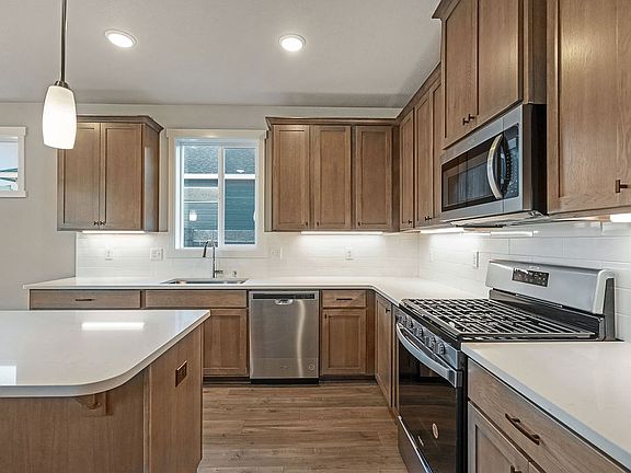 3rd image of 8375 Lennox St
