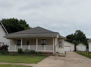 910 E Maple St, Cushing, OK 74023