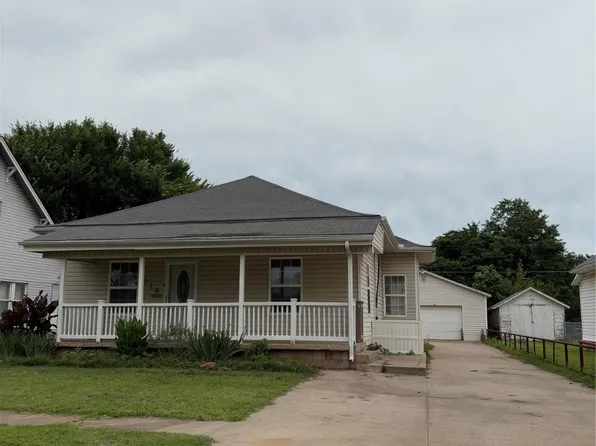 910 E Maple St, Cushing, OK 74023
