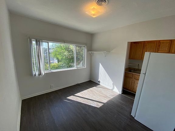 3rd image of 1039 N Bonnie Brae St #18