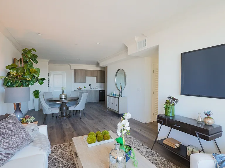 10132 Commerce Ave #410 — Photo 8