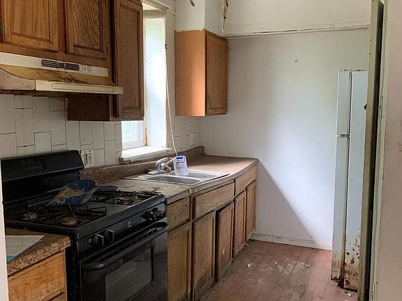 5th image of 2737 Prospect St