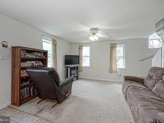 4th image of 410 Main St