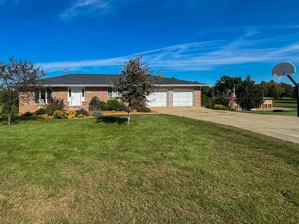 1610 Swagosa Dr, Maquoketa, IA 52060